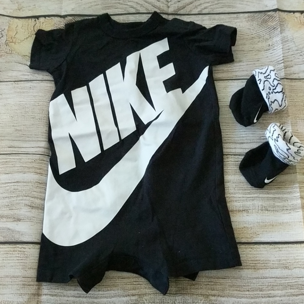 Nike Romper with matching socks 3-6 months
